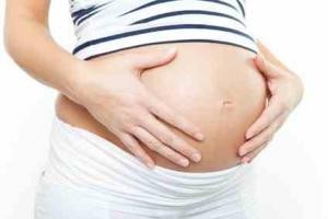 Medikamente dürfen während der Schwangerschaft von Morbus Crohn-Betroffenen nicht einfach abgesetzt werden.